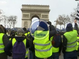 Gilet gialli: 76.000 in tutta la Francia, video dei tafferugli a Parigi